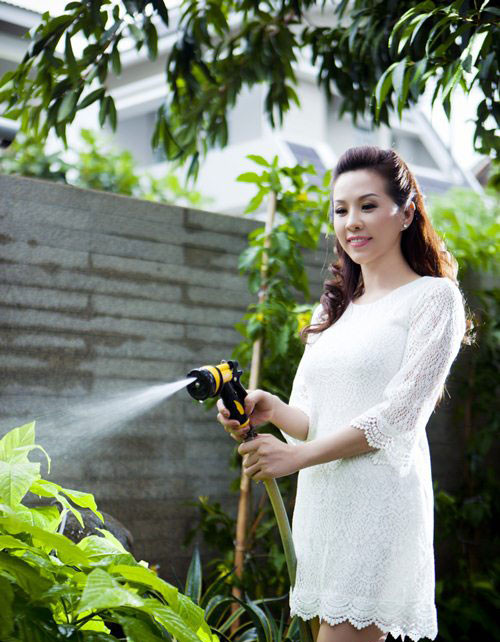 Thu Hoài rất thích tự tay chăm chút vườn rau nhỏ của gia đình để mang đến những bữa ăn ngon nhất cho chồng và các con.
