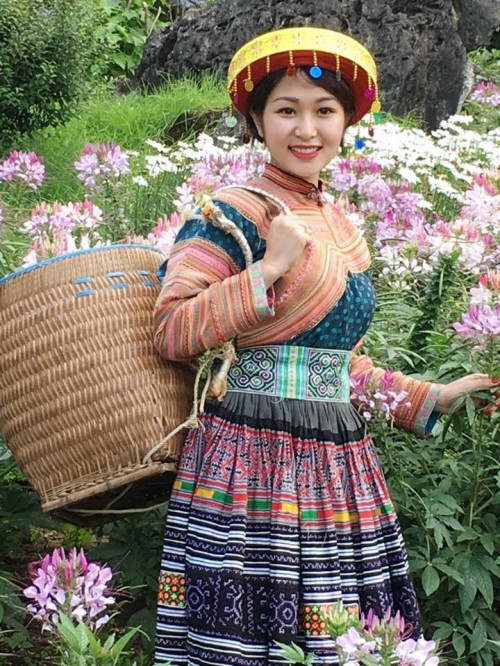 Cách đây ít giờ, trên trang cá nhân của mình bà mẹ trẻ xinh đẹp Dương Quỳnh Tâm có đăng tải những hình ảnh mình hóa thân thành thiếu nữ H’mông. Với chiếc váy thổ cẩm bà mẹ trẻ này đã hóa thân thành “thiếu nữ” H’mông xinh ngất ngây.
