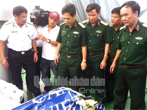 Đồng chí Tổng Tham mưu trưởng đã nghe chỉ huy các tàu báo cáo kết quả tìm kiếm cứu nạn; động viên các lực lượng đang thực hiện nhiệm vụ tại hiện trường; đồng thời yêu cầu các lực lượng khẩn trương tiến hành công tác tìm kiếm tiếp theo, với tinh thần trách nhiệm và quyết tâm cao nhất.