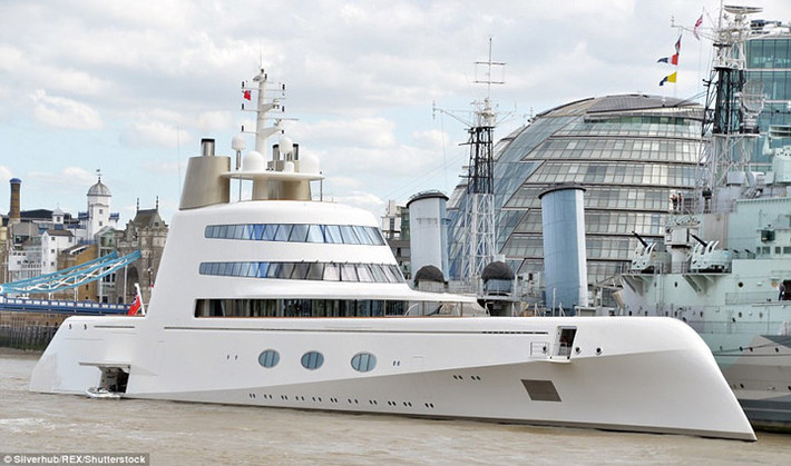 Mới đây, tỷ phú Andrey Melnichenko đã sở hữu một du thuyền mới có tên "Sailling Yatch A" trị giá 360 triệu bảng Anh.