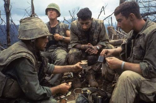 Lính Mỹ ăn trưa tại chiến trường, tháng 10/1966. (Ảnh: Larry Burrows - Time & Life Pictures/Getty Images)