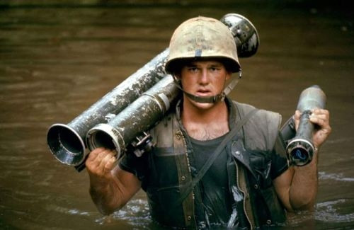 Hình chụp một lính thuỷ đánh bộ Mỹ vác súng phóng lựu vượt sông tháng 10/1966 trong chiến tranh Việt Nam. (Ảnh: Larry Burrows - Time & Life Pictures/Getty Images)