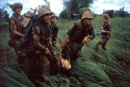 4 lính thuỷ đánh bộ Mỹ khiêng một đồng đội bị thương trong một trận đánh tháng 10/1966. (Ảnh: Larry Burrows - Time & Life Pictures/Getty Images)
