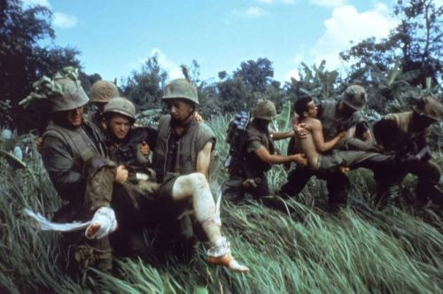 Lính Mỹ khiêng thương binh đi theo trong cuộc giao tranh tại phía nam vùng phi quân sự tháng 10/1966. (Ảnh: Larry Burrows - Time & Life Pictures/Getty Images)