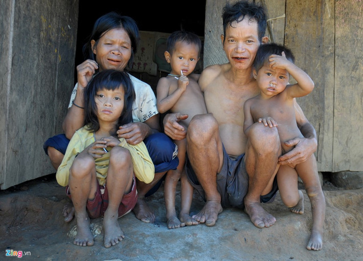Đó là lý do vợ chồng ông Hồ Văn Dế (52 tuổi, ngụ thôn Trà Ong, xã Trà Quân) sinh đến 10 người con.