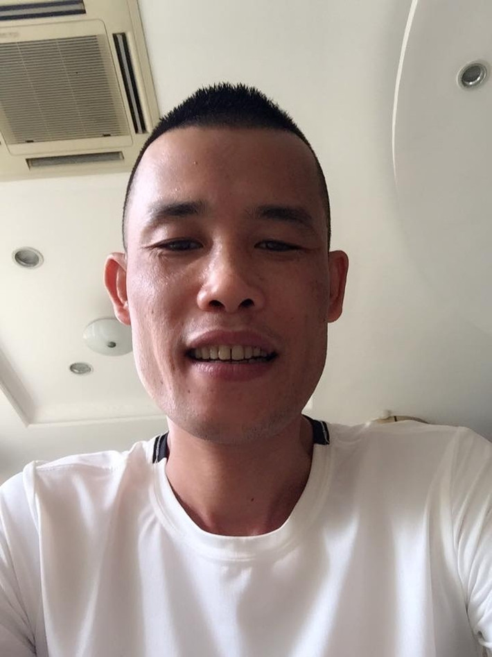 3. Hiệp Gà Hiệp Gà là diễn viên hài nổi tiếng của Việt Nam. Với lối diễn hóm hỉnh, anh vẫn được nhiều người yêu mến. Giữa lúc tên tuổi đang lên “như diều gặp gió”, Hiệp Gà dính vào con đường nghiện ngập. Có thể nói, người vợ đầu tiên đã cùng anh vượt qua những năm tháng sóng gió của cuộc đời. Cô tên Thanh Quý, là một người thợ cắt tóc đoan trang, hiền hậu. Khi Hiệp Gà còn ở trong tù, không ít lần Quý đến thăm chồng.