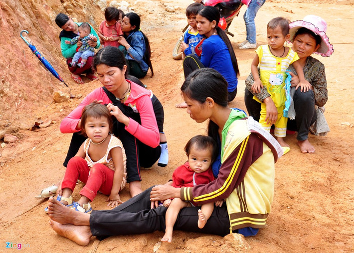 Dù quanh năm đối mặt với đói nghèo nhưng nhiều người mẹ ở huyện miền núi Tây Trà vẫn liên tục sinh con. Họ cho rằng "trời sinh voi, sinh cỏ", chẳng lo chết đói.