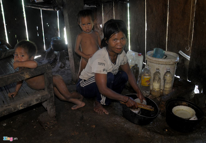 Cuộc sống khó nghèo, bà Hồ Thị Phương (vợ ông Dế) suốt ngày đi làm thuê trên nương rẫy, gùi củi trên núi về làm chất đốt nấu ăn cho gia đình. "Sinh đến đứa con thứ 9, năm 2007, tôi đến Trạm y tế xã đặt vòng tránh thai nhưng năm 2011 tôi lại mang bầu. Lúc ấy đi khám thì các y sĩ bảo tôi bị rớt vòng từ lâu nên tiếp tục có thai rồi đẻ đứa con thứ 10", bà Phương phân trần.