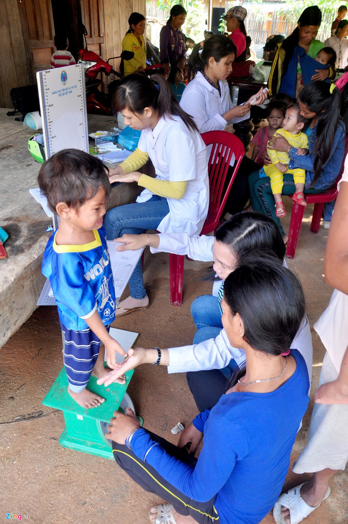 Nhóm nhân viên y tế về tận bản làng vùng sâu, vùng xa huyện miền núi Tây Trà khám sức khỏe cho trẻ em. Do ăn uống thiếu thốn nên tỷ lệ suy dinh dưỡng trẻ em ở huyện vùng cao này chiếm 47% tổng số trẻ ở địa phương.