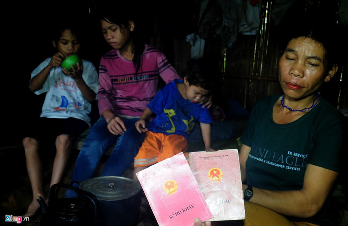 Tương tự gia đình ông Dé, vợ chồng ông Hồ Văn Kích và bà Hồ Thị Yến (ngụ thôn Cát, xã Trà Thanh, huyện Tây Trà) cũng sinh con đông đúc. Cặp vợ chồng này có đến 13 người con, đứa lớn nhất của hai ông bà đã 26 tuổi, bé út 2 tuổi. Ở cách xa trung tâm huyện, tiền không đủ nên mỗi lần sinh nở bà tự đẻ tại nhà. Món ăn bồi dưỡng chỉ có cháo loãng và nước suối đun sôi. Do quá đông con, chính quyền địa phương phải cấp hai cuốn sổ hộ khẩu mới có thể chứa đủ các nhân khẩu trong gia đình bà Yến.