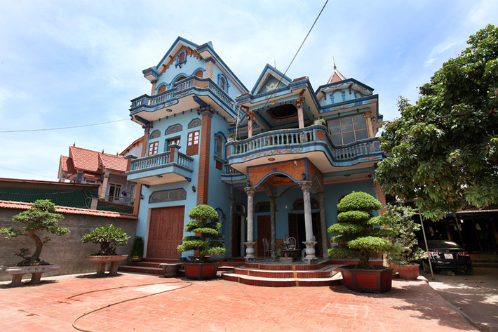 Năm 2015, vợ chồng chị Nguyên đã xây được ngôi nhà cao tầng khang trang với hệ thống cây cảnh quý.