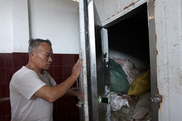Một số gia đình ở làng Phẩm còn có cả kho trữ đông lạnh có thể trữ đông hàng tấn, xương ngựa bạch dùng nấu cao.