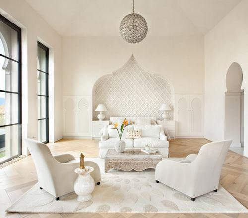Những chiếc ghê sofa màu trắng mang phong cách vừa hiện đại, vừa cổ điển, vương giả.