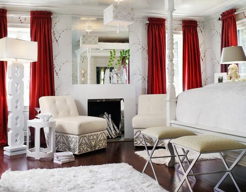 Nếu chọn ga giường và thảm trải sàn phòng ngủ màu trắng thì bạn nên chọn ghế sofa cùng tông màu sẽ khiến căn phòng rộng rải và sang trọng hơn.