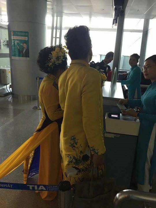 "Vợ đại gia" của nam MC Thanh Bạch còn làm lố khi cài hoa vàng trên đầu và diện trang phục áo dài với tà dài đến 5 mét, thêu tên của cả hai. Không ít người chứng kiến cảnh tượng đã bày tỏ sự bức xúc khi phần tà dài 5 mét của chiếc áo dài gây không ít trở ngại khi di chuyển trên không gian chật hẹp của máy bay cho những hành khách khác.