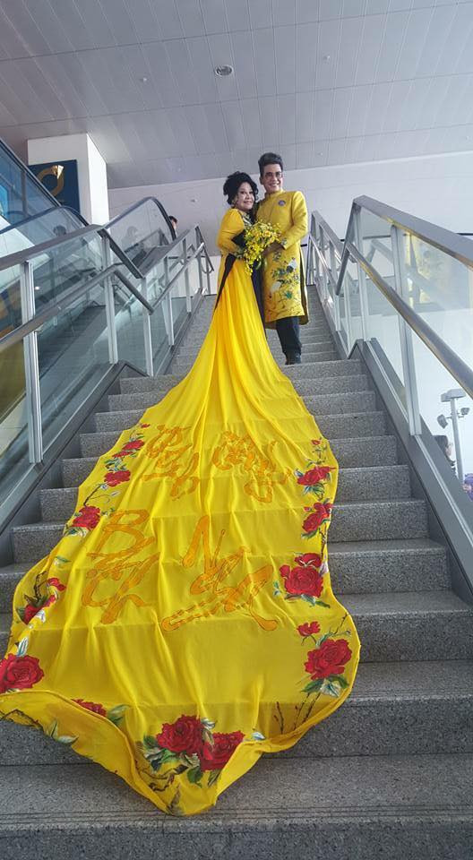 Nữ doanh nhân Thuý Nga diện áo dài với phần tà kéo dài 5 mét, thêu tên của cả hai.