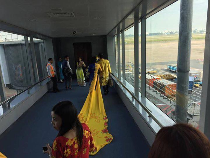 Sự xuất hiện của cặp đôi gây chú ý cho hành khách bay.