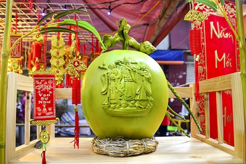 Quả dừa đẹp có cuống dài được chào bán với mức giá 1.1 triệu đồng.
