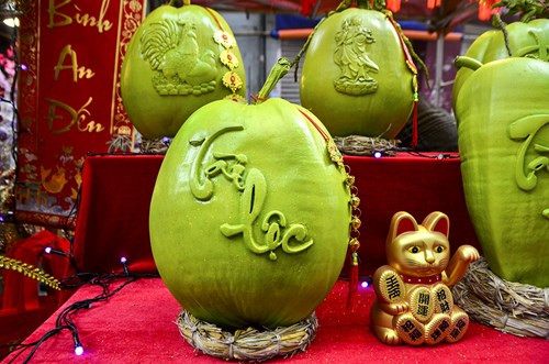 Sau khi gắn chữ, hình lên vỏ quả dừa sẽ được sơn một lớp màu xanh và có phủ nhũ óng ánh.
