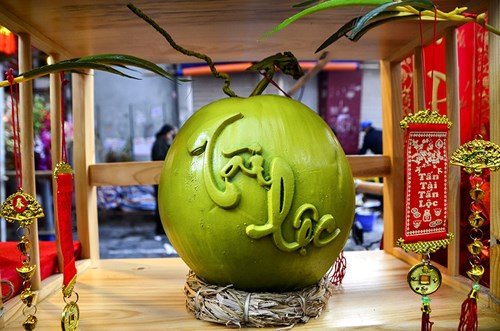 Những quả dừa nhỏ được chủ cửa hàng giao bán với mức giá 650 nghìn đồng.