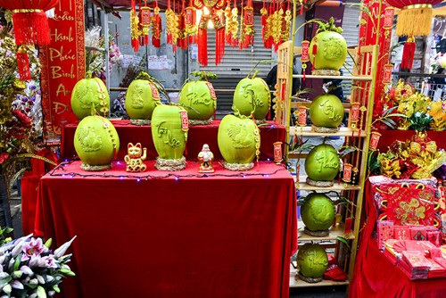 Với giá thành tương đối cao, nhưng nhiều người vẫn chọn mua những quả dừa đặc biệt này về trưng bày trong nhà chơi Tết.