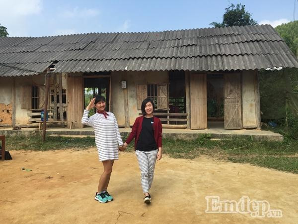 Nghe người ta kể, mấy cô này không phải nghệ sĩ chuyên nghiệp, người là giáo viên, người làm nông, nhưng hễ tới mùa lễ mùa hội, hoặc là thôn có khách ghé chơi, họ chẳng ngại chi gác lại việc riêng để lên sân khấu.