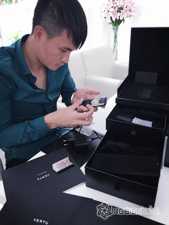 Nữ ca sĩ "Giấc mơ tuyết trắng" viết: "Quà mừng ba Gạo, đặt mãi giờ mới đến nơi... chúc ba luôn thành công, mẹ sẽ luôn bên cạnh ba sau mỗi cánh cửa cuộc đời.. cánh cửa này khép lại cánh cửa khác sẽ mở ra, mãi mãi là như vậy". Kèm theo đó là hình ảnh Công Vinh "đập hộp" chiếc điện thoại Vertu mới cứng. Theo nhận định của fans, đây là chiếc Vertu Signature S Navy Alligator, có giá dao động từ 285-290 triệu.