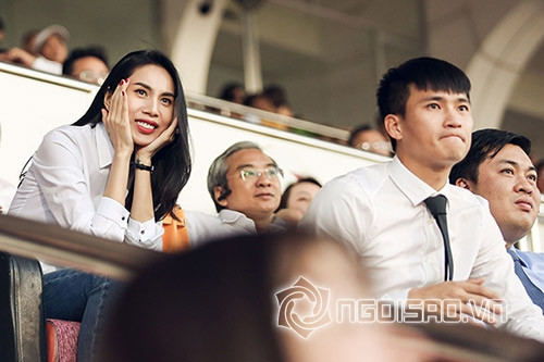 Hình ảnh mới nhất của cặp đôi. Thủy Tiên đã đến sân Thống Nhất để theo dõi trận TP.HCM gặp Quảng Nam (ngày 8/1 vừa qua) đồng thời cổ vũ cho chồng trên cương vị mới - Chủ tịch CLB Bóng đá TP. HCM.