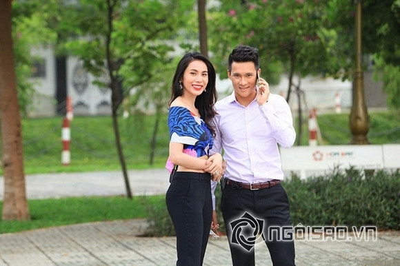 Cuộc sống giàu sang, hạnh phúc viên mãn của cặp đôi Thủy Tiên - Công Vinh luôn khiến công chúng vô cùng ngưỡng mộ. Không chỉ thể hiện tình cảm bằng những cử chỉ yêu thương, quan tâm ở chốn đông người, cặp đôi này còn khiến nhiều người thầm ghen tỵ khi thường xuyên dành tặng cho nhau những món quà xa xỉ, sang trọng nhất. Mới đây, ca sĩ Thủy Tiên mua điện thoại Vertu tặng chồng.
