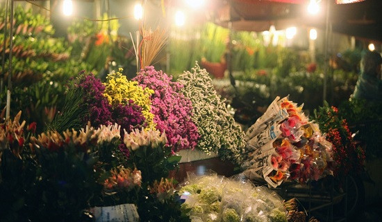 Chợ hoa đêm Tây Tựu Chợ hoa đêm Tây Tựu thuộc làng Tây Tựu, quận Bắc Từ Liêm, cách trung tâm Hà Nội khoảng 20 km. Đến đây du khách không chỉ được “mục sở thị” hàng trăm loài hoa mà còn có thể mua hoa với giá cực rẻ ngay tại ruộng. Tuy nhiên, chợ hoa này họp rất sớm. Chỉ đến khoảng 3h sáng là tan và các lái buôn sẽ mang số hoa họ mua được vào trong thành phố để giao cho những đại lý và cửa hàng hoa.