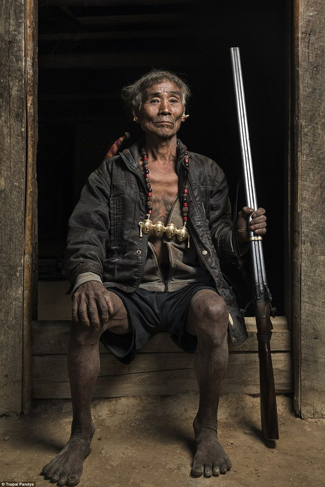 Sống tại làng Longwa, thuộc tỉnh Nagaland của Ấn Độ, những cựu chiến binh của bộ tộc sân đầu người Konyak Naga có vẻ ngoài ấn tượng, với các hình xăm trên mặt và trang sức thể hiện số người họ đã giết chết.