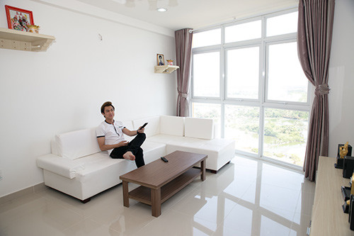 Căn hộ của Hồ Việt Trung nằm ở trung tâm quận 7, TP.HCM. Dù không phải là căn hộ cao cấp nhưng nam ca sĩ tỏ ra vô cùng thích thú vì đó là thành quả của nhiều năm hoạt động nghệ thuật không biết mệt mỏi của mình, đặc biệt sau những thành công ngoài mong đợi trong năm 2015.