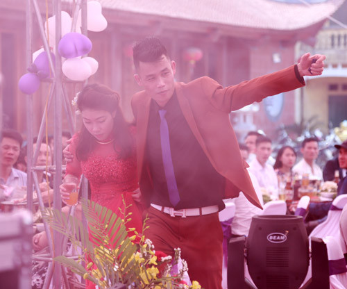 Sau khi tổ chức hôn lễ khá hoành tráng, danh hài Hiệp Gà và cô dâu Diệu Thúy sẽ dọn hẳn về tổ ấm của Hiệp Gà tại Kim Động - Hưng Yên để sinh sống.