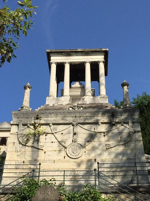 Nghĩa trang đồi Montmartre: nét ‘’duyên ngầm’’ kiêu sa Ít nổi tiếng hơn “người anh em Père la chaise” nhưng nghĩa trang đồi Montmartre cũng nằm trong danh sách những nơi thu hút nhiều khách thăm nhất Paris. Cũng được khánh thành vào thế kỷ 19, nghĩa trang này là nơi an nghỉ của nhiều người nổi tiếng như Alexandre Dumas con, nhà vật lý học Ampère, nhà soạn nhạc Berlioz, nhân vật hình mẫu cho tác phẩm Trà Hoa Nữ nổi tiếng… Nghĩa trang này cũng tràn ngập những bức tượng điêu khắc đầy biểu cảm và nhiều ngôi mộ của những người nổi tiếng.