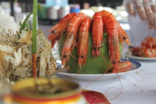 Tôm được trang trí trên thân trái dừa. Tuy nhiên, Daley cho biết cô không thử món này, vì mắt tôm được để nguyên thay vì cắt bỏ như cách người phương Tây vẫn làm với tôm.