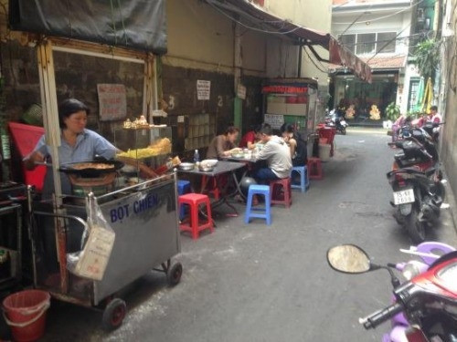 Bí quyết chọn quán ăn của cô là quan sát trong 10 phút. Nếu quán đông người địa phương, bạn nên mạnh dạn bước vào. Nếu vắng vẻ, hãy chịu khó đi thêm vài bước, bởi ở Việt Nam, phở là một món ăn đường phố xuất hiện với mức độ dày đặc.