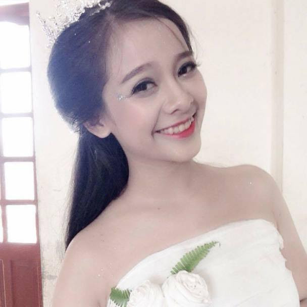 Chiếc váy được kết bởi 3.000 bông hoa giấy, lót bên trong một lớp ni-lông mỏng, bao quanh bên ngoài là 3.000 bông hoa được xếp từ giấy trắng, cài xen lẫn nhau kín mít. Nhìn từ xa, khó có thể đoán đây là chiếc váy mà cô bạn nữ sinh cấp 3 này mặc được làm từ hoa giấy, bởi trông nó lộng lẫy như một chiếc váy cưới thực thụ.