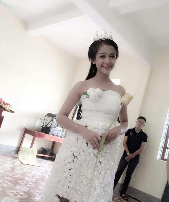 Theo bạn Chế Thị Lâm Oanh, thành viên của lớp 12A2 vinh dự khoác trên mình bộ váy để dự thi trong buổi ngoại khóa cho hay, để hoàn thành chiếc váy tập thể lớp phải mất 3 ngày để hoàn thiện, từ việc mua giấy đến khâu hoàn thành sản phẩm.