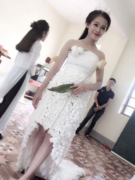 Với chủ đề "Chung tay bảo vệ môi trường" trong buổi ngoại khóa thường niên do trường tổ chức, các lớp thuộc trường THPT Lê Lợi hào hứng tham gia với nhiều sản phẩm sáng tạo, bắt mắt. Tuy nhiên, với ý tưởng độc đáo, khác lạ lớp 12A2 đã “rinh” giải Nhất với chiếc váy được làm nên từ 3.000 bông hoa giấy.
