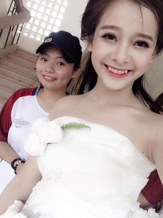 Oanh cho biết thêm, chiếc váy này được “thiết kế” hoàn chỉnh chỉ với giá 200.000 đồng tiền mua giấy.