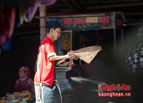 Một tiểu thương trong chợ Quang Trung cho biết: "Hàng ngày trong chợ có đến 7-8 người với thân phận và hoàn cảnh khác nhau thường xuyên đi xin tiền ở đây, cá biệt vào ngày rằm họ đi thành hàng trong chợ".