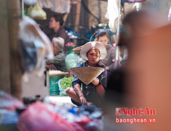 Một lúc sau, khi thanh niên này di chuyển sang vị trí khác thì lại có người khác lại đến thay thế.