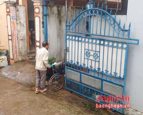 Theo chân những người này đến cuối ngày, chúng tôi thấy họ trở về một khu nhà trọ ở khu vực Bến xe Vinh (phường Lê Lợi).