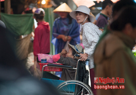 Một số tiểu thương và người đi chợ quan tâm, hỏi thăm hoàn cảnh nhưng hai người phụ nữ này giữ khoảng cách, không hé một lời nào.
