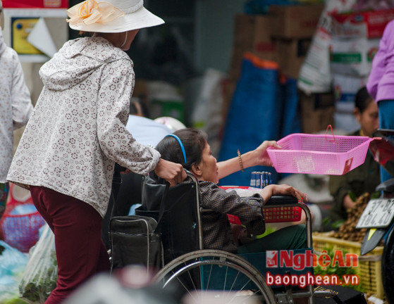 Hình ảnh phổ biến là một người ngồi trên xe lăn, một người đẩy phía sau. Trong ảnh là hai người phụ nữ "hành nghề" tại chợ Quán Lau. Mỗi lần qua các sạp hàng hoặc người đi chợ đều chìa chiếc rổ nhựa ra xin tiền.