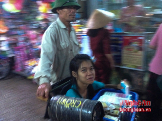 Có mặt tại chợ Quang Trung từ rất sớm, người đàn ông này cho biết đưa con gái vào Vinh chữa bệnh nhưng hết tiền nên ra chợ đi xin.
