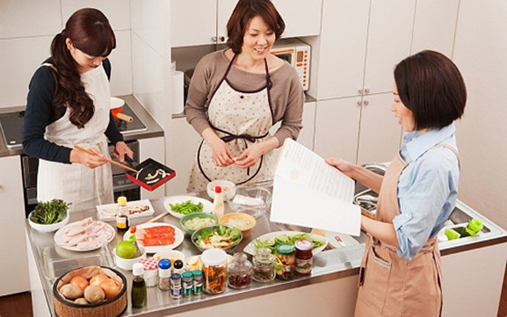 Mua thức ăn đồ uống, dọn dẹp nhà cửa, nấu ăn thường được coi là việc vặt không đáng để lưu tâm, nhưng sẽ có sự khác biệt lớn nếu không có ai làm những công việc này.