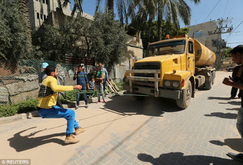 Chàng trai Mohammad Baraka, 20 tuổi, đã trở nên nổi tiếng tại nơi cậu sinh sống ở thị trấn Deir al-Balah, với những màn trình diễn ngoạn mục như dùng răng kéo xe tải, thả dao nhọn rơi xuống bụng hay vác những thứ siêu nặng. Baraka được những người sống cùng thị trấn đặt cho biệt danh Samson vì chàng trai này có sức khỏe phi thường.