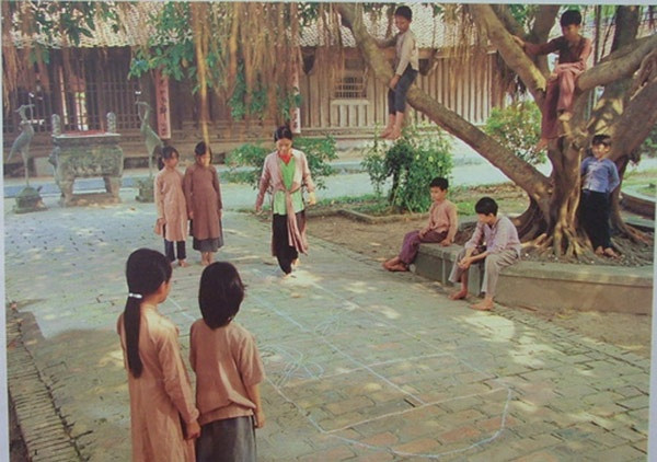 6. Nhảy lò cò Nhảy lò cò là trò chơi được cả các bạn nam và các bạn nữ yêu thích. Trò chơi này còn có tên gọi khác là nhảy ngục, bởi người chơi nhảy lò cò trong một ô được vẽ trên mặt đất.