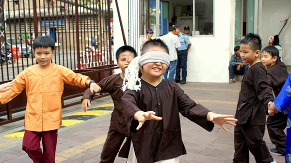 Tuy nhiên, hiện nay ở nhiều nơi trò chơi này bị biến tấu. “Dê” sẽ vỗ tay, chạy xung quanh và gọi to tên người “bị”. Điều này nhằm đánh lạc hướng để người “bị” khó khăn trong việc đi tìm “dê”.